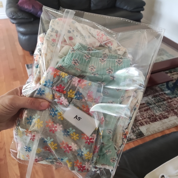 Bundle Old Navy Baby Girl 3 one piece and 2 shorts Size 12-18M - Picture 12 of 12